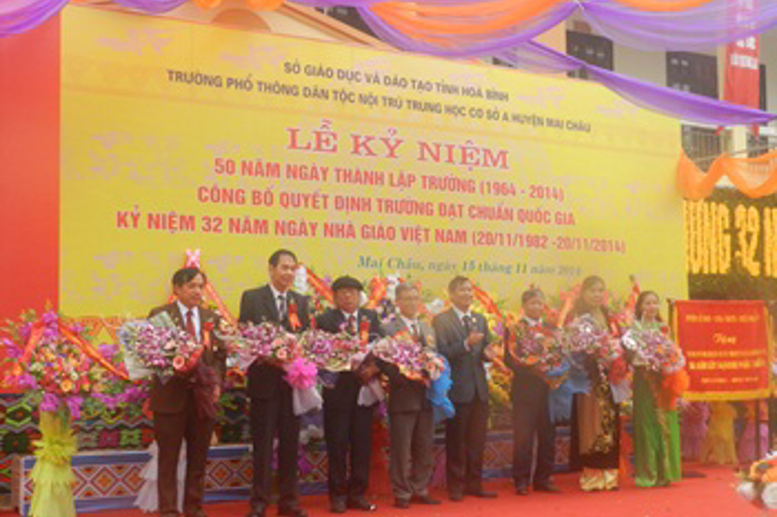 Hiệu trưởng các giai đoạn, từ trái sang Hà Văn Cươm, Đinh Xuân Thiều, Hà Công Diêng, Lại Anh Tuất,.. Hà Thị Ầm, Phạm Thị Huệ